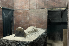 Eerie-View-from-Actor-Scare-in-Tomb-Room